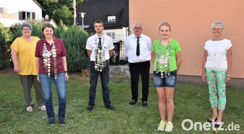 Benedict Schmidt (Dritter von links) wurde 2020 Schützenkönig. Jungschützenkönigin ist Leonie Brändl (Zweite von rechts) und Ulla Zintl ( wurde Schützenliesl Zweite von links) Schützenlisl bei den &quot;Falkenhorst&quot;-Schützen. Bild: rgr