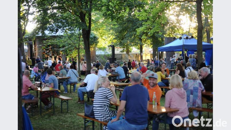 Endlich wieder Livemusik in toller Atmosphäre. Die Amberger Kultur Open lockten am Wochenende zahlreiche Menschen in den Englischen Garten. Bild: Andreas Brückmann