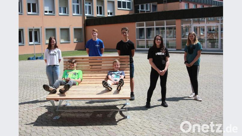 Das Waldsofa fertigten GTK-8-Schüler in den Werkstätten am Beruflichen Schulzentrum Wiesau. Bild: wro
