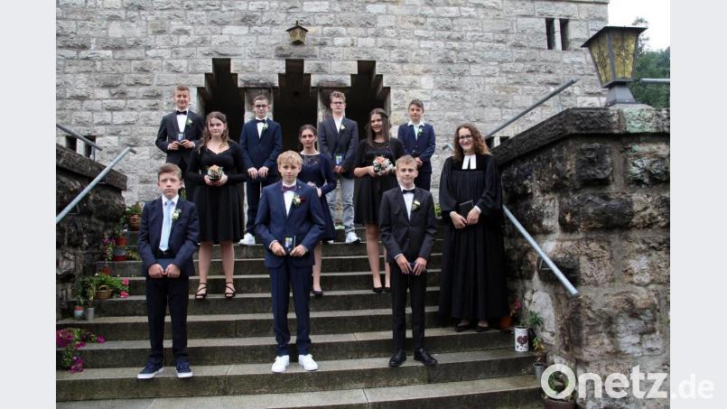 Nach dem Zeltgottesdienst machen die zehn jungen Leute und ihre Konfirmatorin, Pfarrerin Judith Felsner, das Erinnerungsfoto auf den Stufen der Friedenskirche. Bild: Manfred Müller/exb