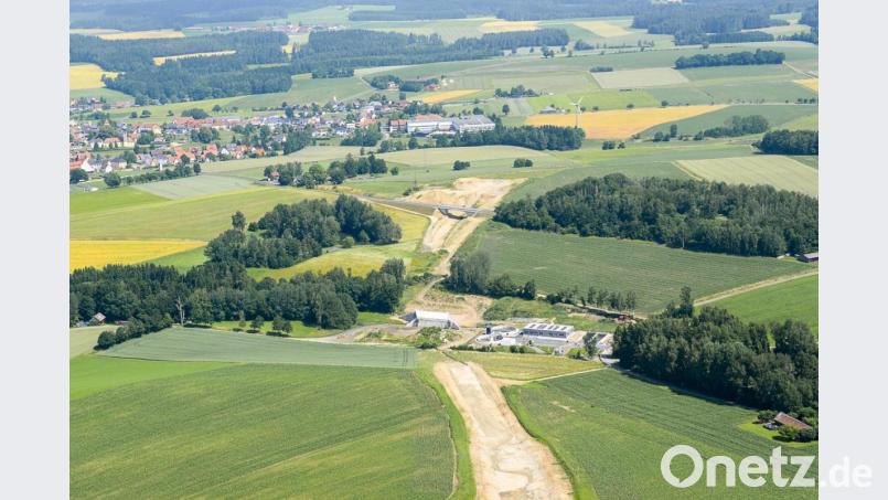 Bald gehen die Arbeiten an der Ortsumgehung in Plößberg weiter. Bis Ende Mai 2022 soll die Spange fertig sein. Bild: mür
