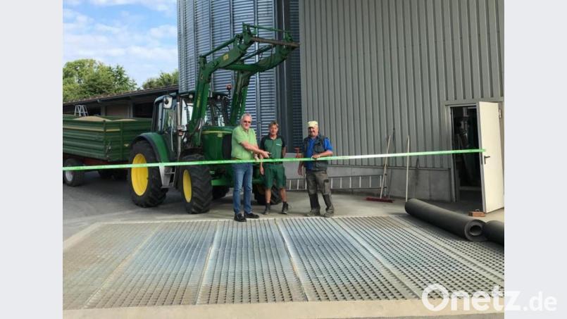 Symbolisch eröffnen Lagerhaus-Prokurist Hans Pilhofer und Landwirt Herbert Pilhofer als erster Kunde die neue Anlage. Bild: lei