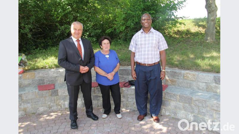 Zum 80. Geburtstag gratulierten Irene Neidl auch Bürgermeister Josef Deichl (links) und Pfarrvikar Pater Robert Bahat Makanja (rechts). Bild: ral