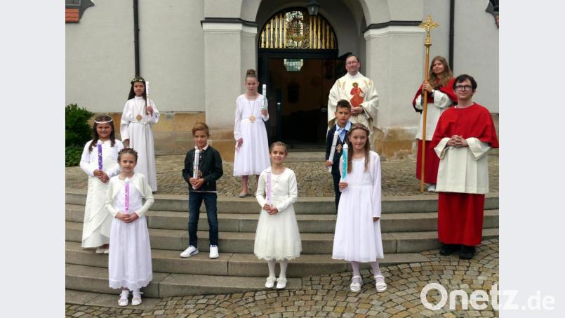 Die Kommunionkinder der Pfarrei St. Ursula mit Pfarrvikar Christian Preitschaft und den Ministranten. Bild: Nicole Koller