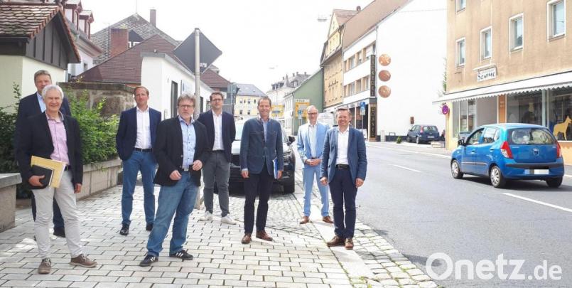 Die Delegation des Bauamts Amberg-Sulzbach zusammen mit den Mandatsträgern auf Europa-, Bundes- und Landesebene und Bürgermeister Bernd Sommer an der Egerer Straße in Waldsassen. Bild: pz