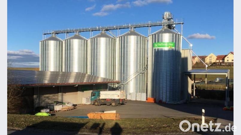 Platz für 5 000 Tonnen Getreide bieten die fünf neu gebauten Silos des Raiffeisen-Lagerhauses in Edelsfeld. Bild: lei