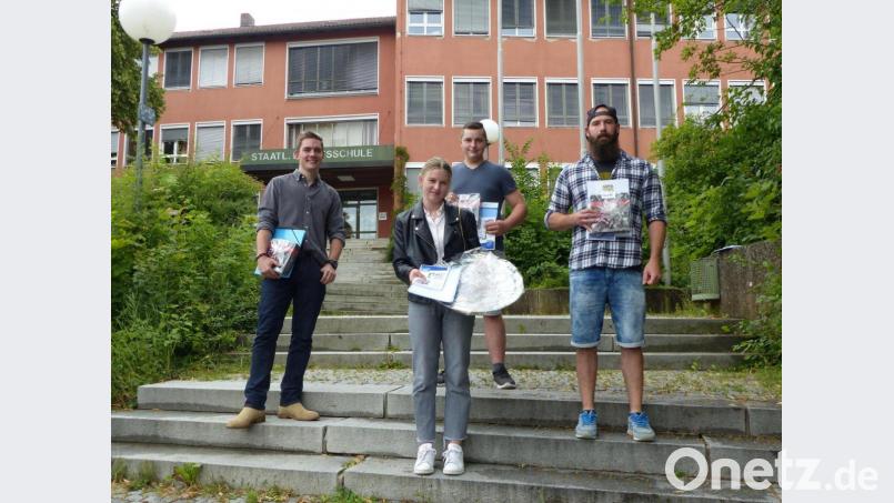 Die Prüfungsbesten im Metzgerhandwerk sind (von links) Maximilian Hausner, Carina Prüfer, Tobias Lindner und Noe Barry. Bild: BSZ Su.-Ro./exb