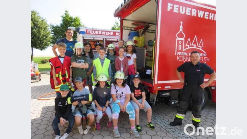 Nach einem Gruppenfoto und der Übergabe eines Geschenks an die Feuerwehr machten sich die Kinder wieder auf den Heimweg. Bild: jr