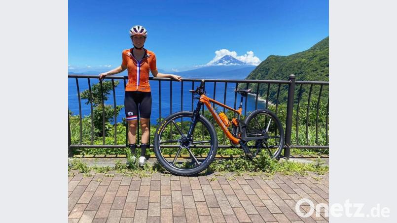 Die Niederländerin Anne Terpstra macht bei einer Trainingsausfahrt Pause. Im Hintergrund Japans höchster Berg, der Fuji mit 3776 Metern Höhe. Bild: Terpstra/exb
