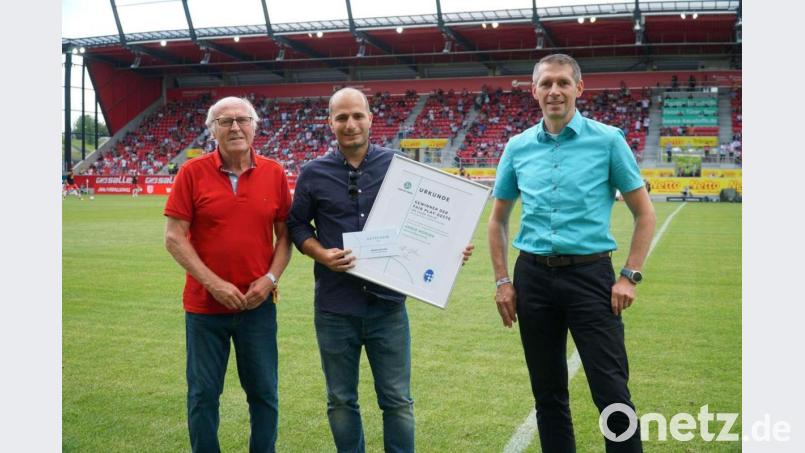 Eine Urkunde und zwei Eintrittskarten für ein Länderspiel erhielt Arber Morina (Mitte) vom BFV-Vizepräsident Jürgen Pfau (rechts) überreicht. Links die Regensburger Fußball-Legende Hans Meichel. Bild: BFV