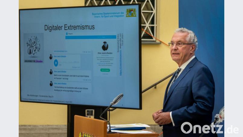 Der bayerische Innenminister Joachim Herrmann (CSU) stellt den Verfassungsschutzbericht für das erste Halbjahr 2021 vor. Bild: Peter Kneffel