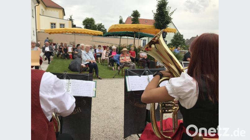 Das Netzwerk „Leben Plus“ lud Senioren zu einem unterhaltsamen Nachmittag auf dem Stadtbalkon bei der Fronfeste ein. Bild: Cornelia Stahl/exb
