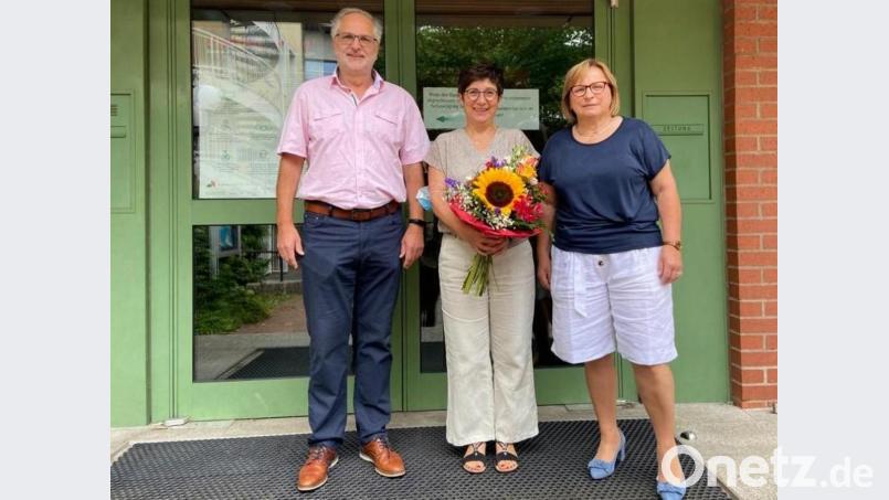 Stellvertretende Schulleiterin Kunigunde Schwägerl (rechts) verabschiedet Sonderschulrektor Reinhard Kausler (mit Frau Irene). Bild:  Stötzner-Schule/exb