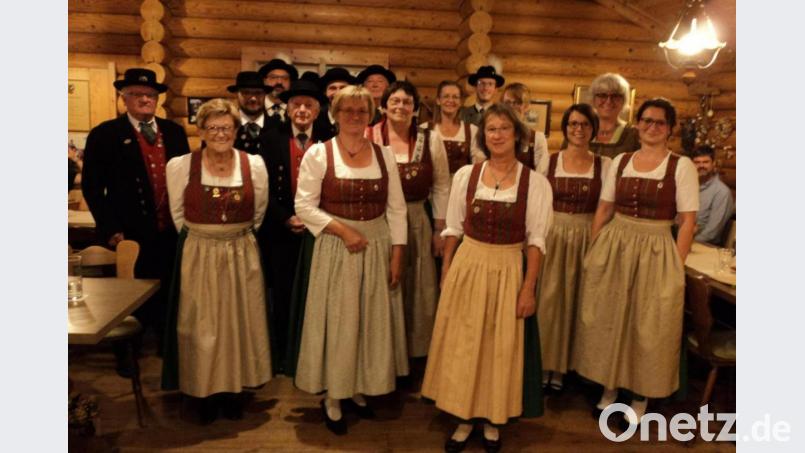 Lisa Wilhelm (vorne, Zweite von links) leitet weiterhin den Trachtenverein. Stellvertreterin ist Gerlinde Ott (rechts daneben). Im Bild das neue Führungsgremium. Bild: ksi