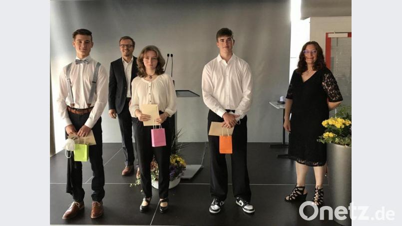 Die Schulbesten: Christian Breßling, Realschuldirektor Matthias Schall, Katharina Kopp, Fabian Kick und Olga Golcer vom Elternbeirat. Bild: Peter Luschner/exb