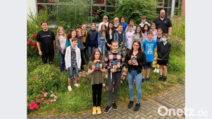 Im Bild vorne von links Teresa Daniel, Leonie Haaf und Lena Mahner. Im Hintergrund die fleißigste Klasse (5d), die stolz auf ihre Teamleistung ist. Bild: Otto-Hahn-Gymnasium/exb
