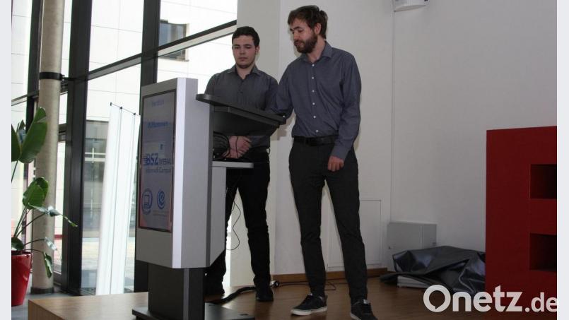 Kean Kökten und Thomas Frischholz (von links) stellten die im Team programmierte Mitfahr-App dem Förderverein vor. Bild: wro
