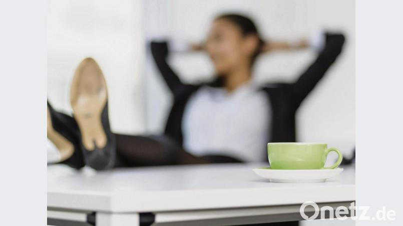 Nach dem Urlaub entspannt in den Arbeitsalltag starten – das gelingt mit kleinen Tagträumen in der Pause. Symbolbild:  Monique Wüstenhagen/dpa