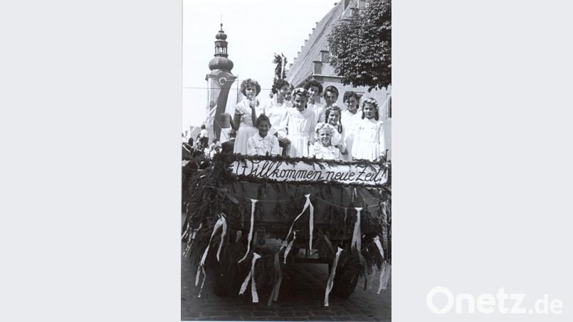 Nach der Brunnen-Segnung führte der Festzug, in den sich zwei Wagen mit den Mottos „Wie es war“ bzw. „Wie es heute ist“ einreihten, durch die Innenstadt zum Hochspeicher am Kalvarienberg. Bild: u