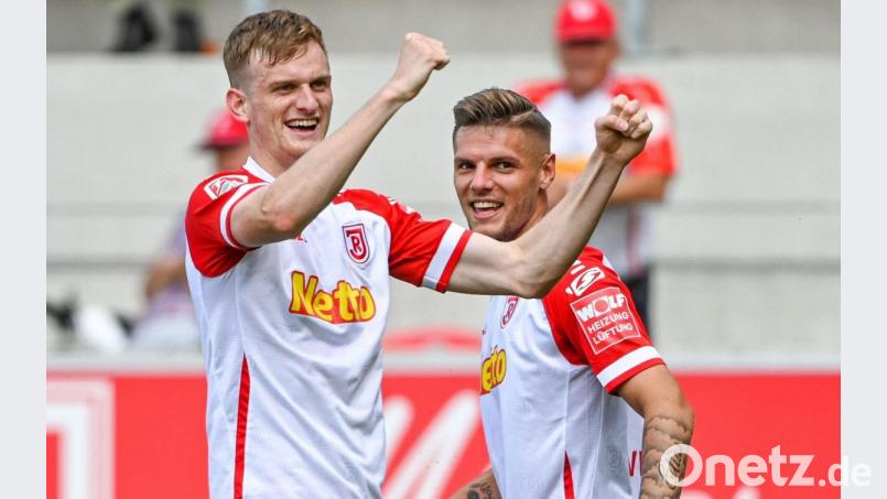 Scott Kennedy (links, mit Erik Wekesser) bejubelt seinen Treffer zum 2:0 gegen den SV Sandhausen. In der Saison 2016/17 trug der Kanadier schon einmal das Trikot eines Oberpfälzer Vereins: beim damaligen Regionalligisten FC Amberg. Bild: Armin Weigel/dpa