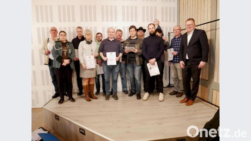 Für besondere Schießleistungen wurden (von links) Josef Gruber, Regina Feuerer, Stefan Scherber, Doris Koller-Dockter, Andreas Hiltl, Peter Hüttner, Helmut Lindner, Florian Himmler, Karl Platzer, Michael Fillenberg, Andreas Feuerer und Markus Siegert geehrt. OB Michael Cerny (rechts), der Schützenkommissar bei der FSG ist, gratulierte. Bild: lj