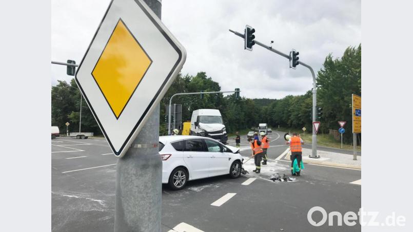 Am Montagmittag sind zwei Fahrzeuge an der Ullersrichter Kreuzung in Weiden zusammengestoßen. Zwei Personen wurden verletzt. Bild: Gabi Schönberger