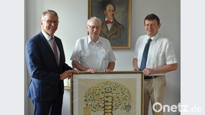 Nicht nur seine Forschungsergebnisse, sondern auch einen handgemalten Stammbaum übergab Ahnenforscher Josef Beer (Mitte). Darüber freuten sich Christian Ferstl (rechts) und Bürgermeister Franz Stahl (links). Bild: Thomas Sporrer