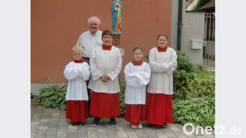 Ein Dank von Pfarrer Erwin Bauer ging an die neuen Gottesdiener Lorenz Kleber, Leon Zahradnik, Franziska Stahl und Magdalena Eckert (von links). Bild: gz