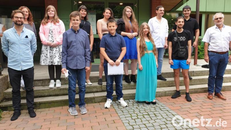 Ein Teil der Abschlussschüler der Stötzner-Schule mit Schulleiter Reinhard Kausler (rechts). Bild: Stötzner-Schule/exb
