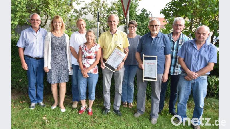 Bei den Ehrungen: (von links): Zweiter Vorsitzender Hubert Lang, Birgland-Bürgermeisterin Brigitte Bachmann, Ulrike Voit und Dora Wankel (zuständig für das Probeimkern), Jubilar Werner Dürgner, Gaby Pirner (Grundschule Illschwang). Jubilar Hans Endres, stellvertretender Kreisvorsitzender Helmut Heuberger und der Vorsitzende Günther Mertel. Bild: no