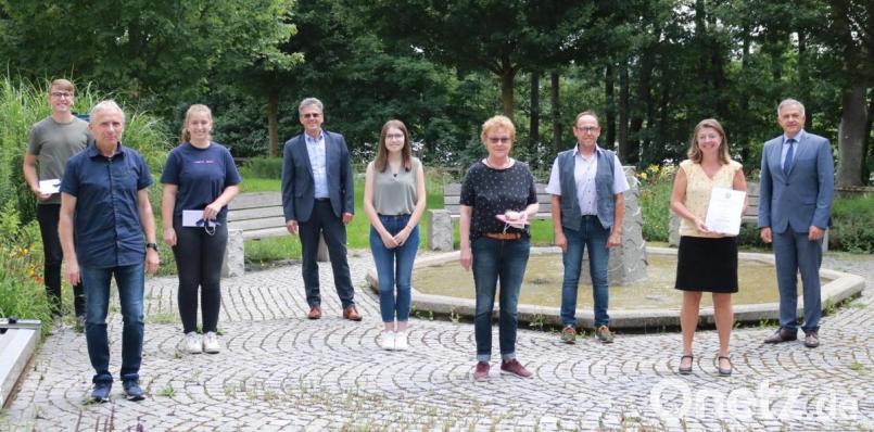 Zwei Dienstjubiläen und mehrere Verabschiedung gab es im Landratsamt. Von rechts: Landrat Roland Grillmeier, Veronika Hille, Personalrat Richard Schiedeck, Ramona Beer, Annika Purucker, Personalchef Walter Brucker, Paula Paschedag, Robert Wameser und Zacharias Frank. Bild: Landkreis Tirschenreuth/Claus Oberndorfer/exb