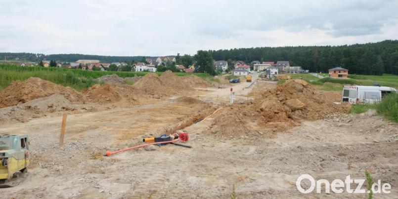 Für die Erschließung des neuen Baugebiets „Wiesenweg II“ mit 28 Parzellen laufen die Arbeiten auf Hochtouren. Bild: ohr