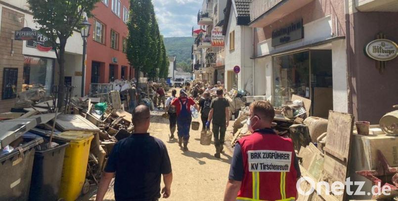 Auf einer Erkundungstour verschaffen sich Fachdienstleiter Matthias Dittrich (recht) und Michael Wölfl (links) von der Schnelleinsatzgruppe Technik und Sicherheit des BRK-Kreisverbandes Tirschenreuth im Hochwassergebiet in Ahrweiler (Rheinland-Pfalz) einen Überblick. Bild: BRK-Kreisverband Tirschenreuth/exb