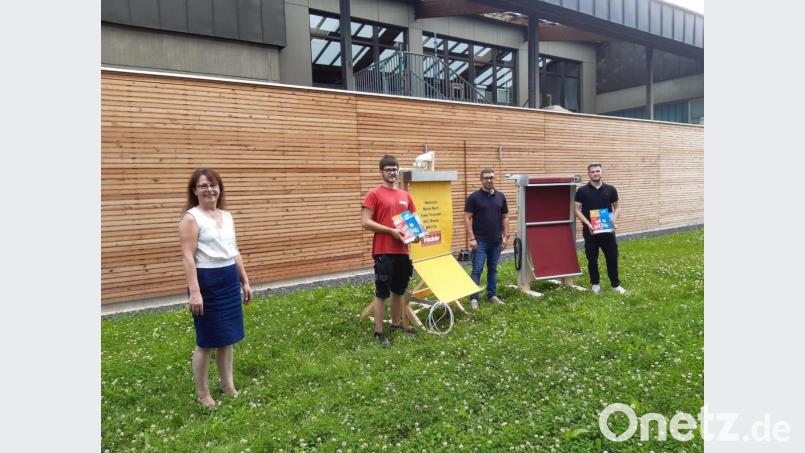 Stellvertretende Schulleiterin Martina Auer-Bertelshofer gratulierte mit Lehrer Dominik Fürst (Dritter von links) Martin Machl (Passau, Zweiter von links) und Daniel Hütter (München) zum Schnitt von 1,0. Bild: BSZ Wiesau/exb