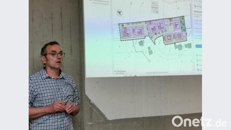 Landschaftsarchitekt Andreas Thammer erläutert den Stadträten den Vorentwurf für die Abrundung des Baugebietes „Am Osterbrunnen“ an der Straße nach Weiding. Bild: Portner