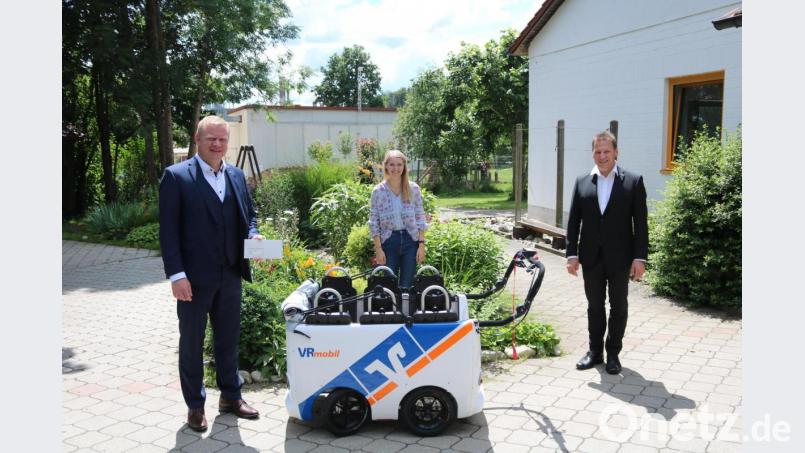 Vorstandsmitglied Martin Sachsenhauser, Kita-Leiterin Svenja Rasch sowie Vorstandsmitglied Erich Übler bei der Übergabe des VR-Mobils an den Kindergarten St. Johannes. Bild: lei