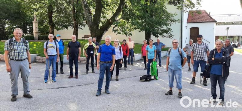 Trotz der Pandemie pilgern die Gläubigen aus dem Lauterachtal mit Wallfahrtsleiter Johann Reiser (links) wieder zur Wallfahrtskirche &quot;Maria Heil der Kranken&quot; auf dem Habsberg. Bild: bö