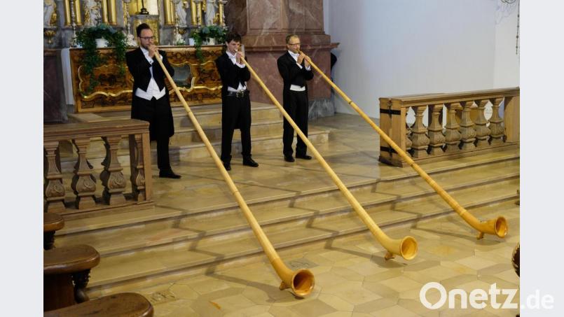In Gotteshäusern eher selten: &quot;Die Roten Socken&quot; überraschten das Speinsharter Publikum in der Klosterkirche auch mit archaischen Alphornklängen Bild: do