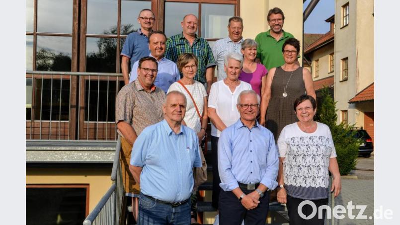 Zweite Bürgermeisterin Bärbel Birner (vorn rechts) gratuliert dem neuen Vorstand des Obst- und Gartenbauvereins Hirschau. Bild: fdl