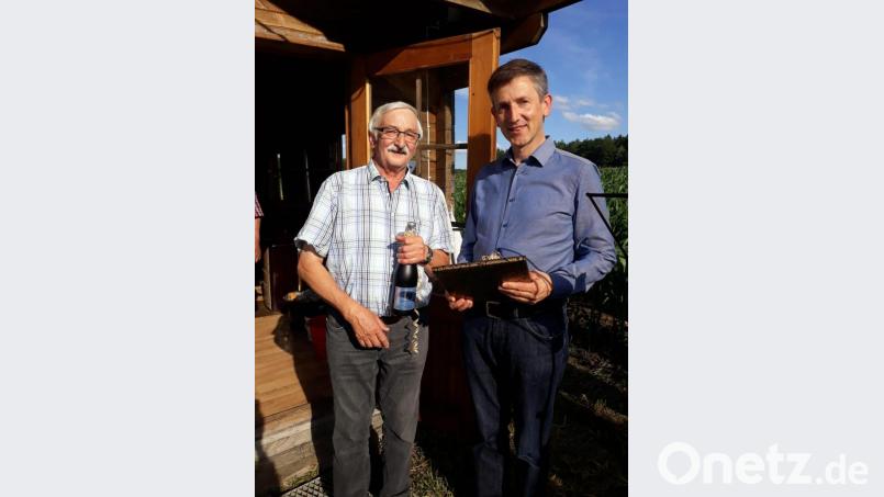Der Bürgermeister der Gemeinde Ursensollen, Albert Geitner, gratulierte Josef Huf. Bild: snn