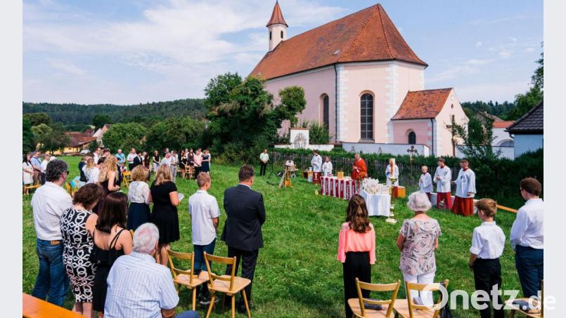 Auf der Pfarrwiese an der Wallfahrtskirche Mariä Himmelfahrt feiert die katholische Gemeinde in Heldmannsberg Firmung. Bild: Kath. Pfarramt Pommelsbrunn-Heldmannsberg/exb