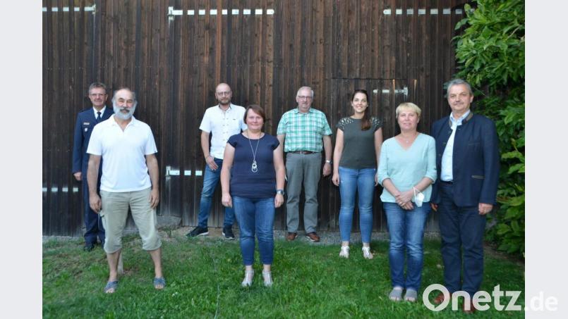 Der Vohenstraußer Bürgermeister Andreas Wutzlhofer (rechts) bleibt weiter an der Spitze des Polizeivereins. Mittlerweile sind auch seine Ehefrau Barbara und seine Tochter Anna (Dritte von rechts) im Vorstand aktiv. Neu sind auch Josef Pflaum (Zweiter von links), Wolfgang Piehler (Dritter von links) und Martina Rauch (Mitte) im Gremium dabei. Kraft seines Amtes unterstützt natürlich auch Erster Polizeihauptkommissar Martin Zehent (links) als Inspektionsleiter den Verein. Bild: dob