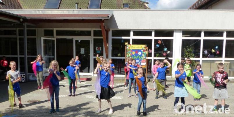 Zum Lied "Wir sind alle Menschen" schwenken die Kinder bunte Tücher. Bild: jp