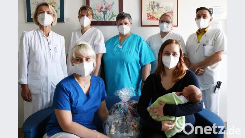 Chefärztin Dr. Maria Dietrich (hinten links), Hebamme Nataliia Kelep, Abteilungsleiterin Kathrin Schwientek, Hebamme Gabriele Gehr, Kinderkrankenschwester Lisa Zienert und Assistenzarzt Radu Dragan (hinten rechts) gratulierten Jessica Schmidt zur Geburt von Paul Jan. Bild: Klinikum Fichtelgebirge/exb