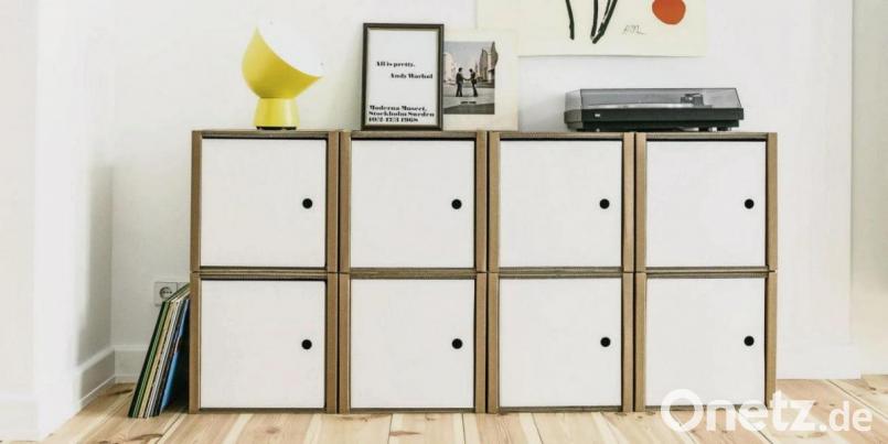 Flexibleres Wohnen ermöglichen so machen Pappmöbel: Dieses Regalmodul zum Beispiel lässt sich schnell und ohne Werkzeug aufbauen – und auch immer wieder verändern. Bild:  Room In A Box/dpa