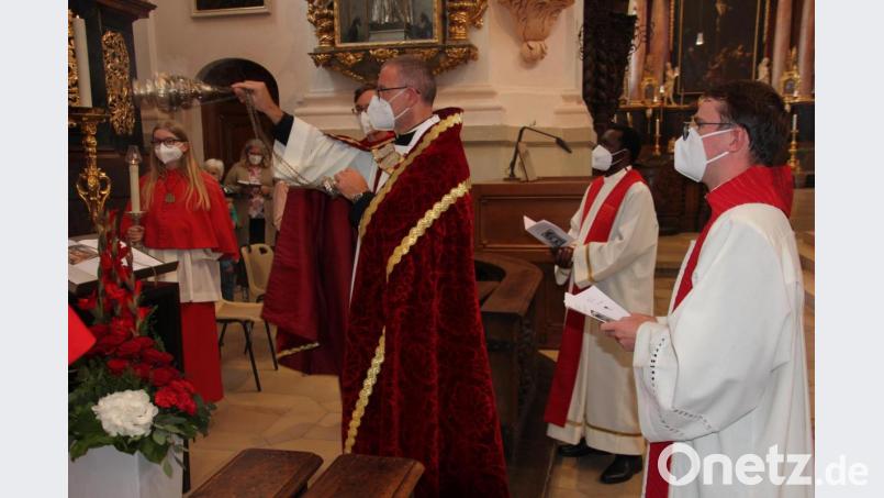 An allen Seitenaltären wurde beim Heilige-Leiber-Fest in der Basilika Waldsassen gebetet. Bild: kro