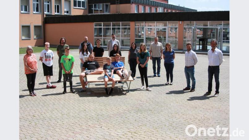 Im Beisein zahlreicher Gäste wurde das neue Waldsofa seiner Bestimmung übergeben. Aufgestellt wurde es danach im unteren Pausenhof der Mittelschule Wiesau. Bild: wro