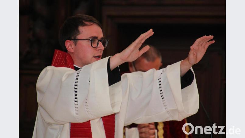 Neupriester Bastian Neumann erteilte in der Nachmittagsandacht den Primizsegen. Bild: kro