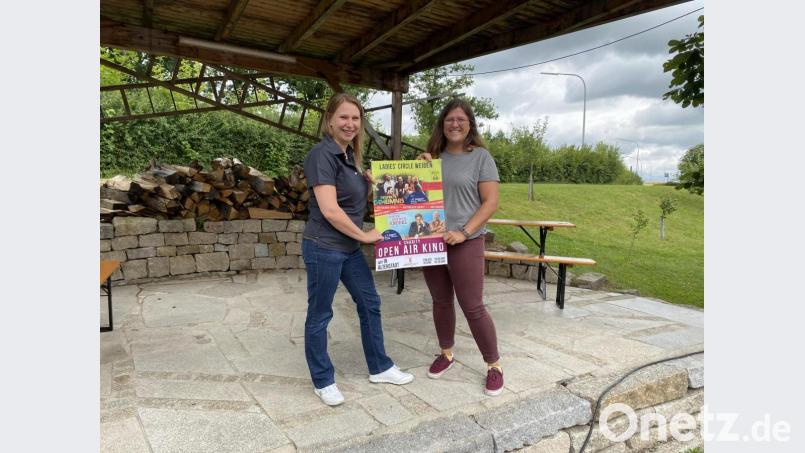 Lustige Filme, schöner Biergarten: Präsidentin Victoria Krautter (links) und Vizepräsidentin Yvonne Fichtl freuen sich schon auf das 4. Open-Air-Kino von Ladies Circle. Bild: exb