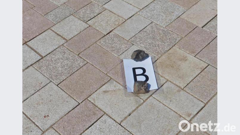 Die Marktplatzanlieger haben es empfohlen und der Stadtrat hat es beschlossen. Bei den Seitenstraßen und den Multifunktionsstreifen wird ein großflächiges Pflaster aus Portugal mit geraden Kanten diagonal verlegt. Von 88 abgegebenen Stimmen wurde dieses Pflaster (Variante „B“) 62 Mal empfohlen. Das entspricht 70,5 Prozent. Bild: ow